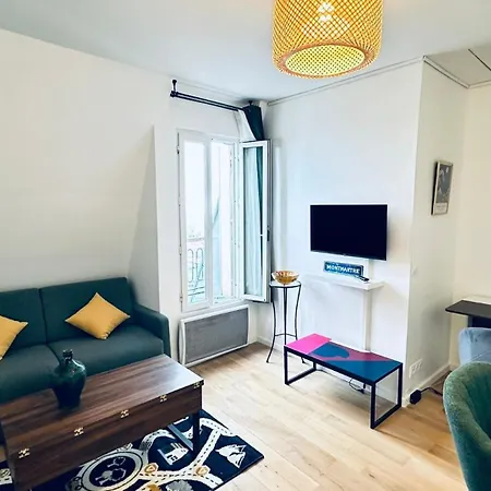 Eiffel Tower View From The Floor | Montmartre Διαμέρισμα